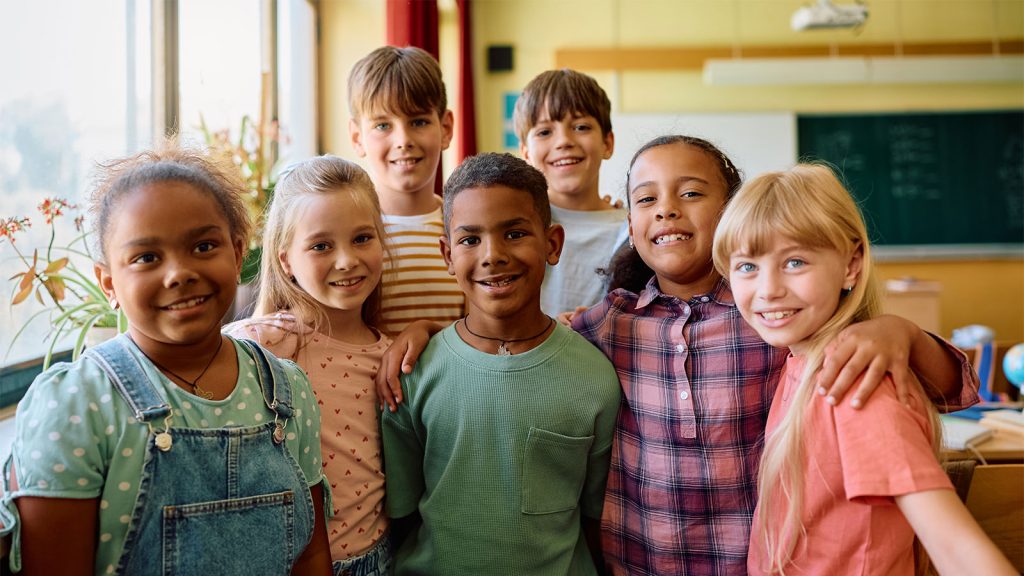 Eine Gruppe multiethnischer Kinder (mehrsprachige Schulhomepage)