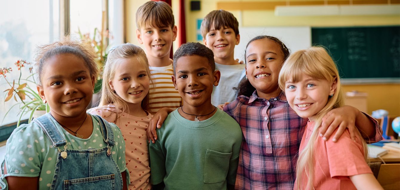 Eine Gruppe multiethnischer Kinder (mehrsprachige Schulhomepage)