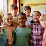 Eine Gruppe multiethnischer Kinder (mehrsprachige Schulhomepage)