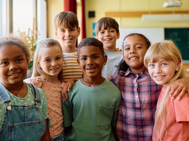 Eine Gruppe multiethnischer Kinder (mehrsprachige Schulhomepage)