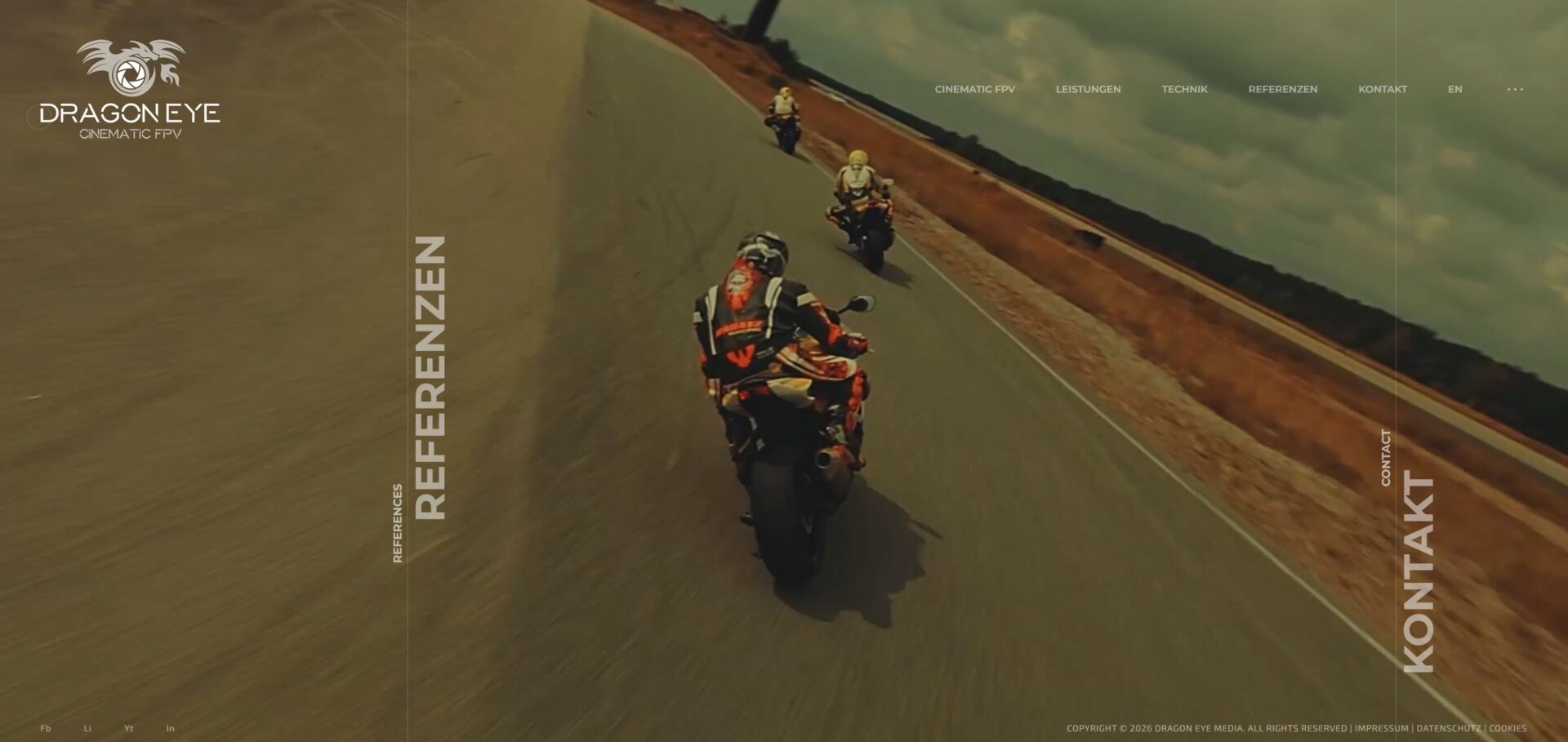 Website Dragon Eye Media: FPV-Aufnahme hinter Motorradfahrern auf der Rennstrecke, Inhalte über dem Vollbildvideo