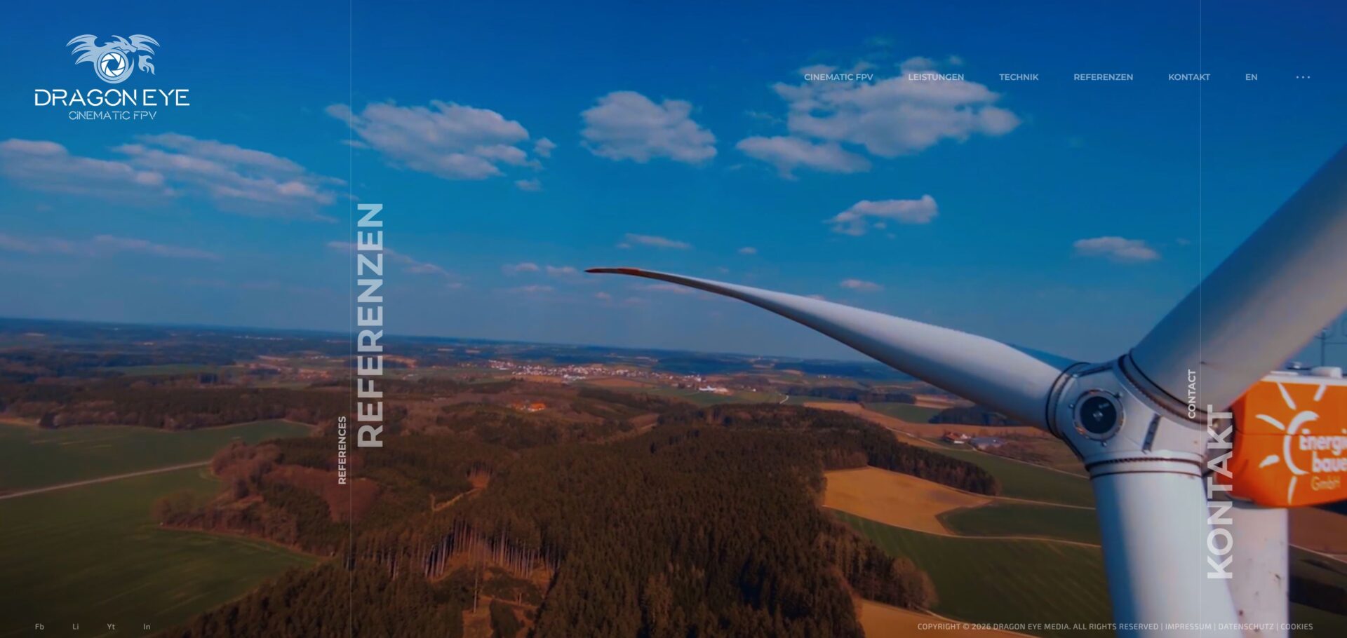 Website Dragon Eye Media: FPV-Aufnahme an einem Windrad über weiter Landschaft