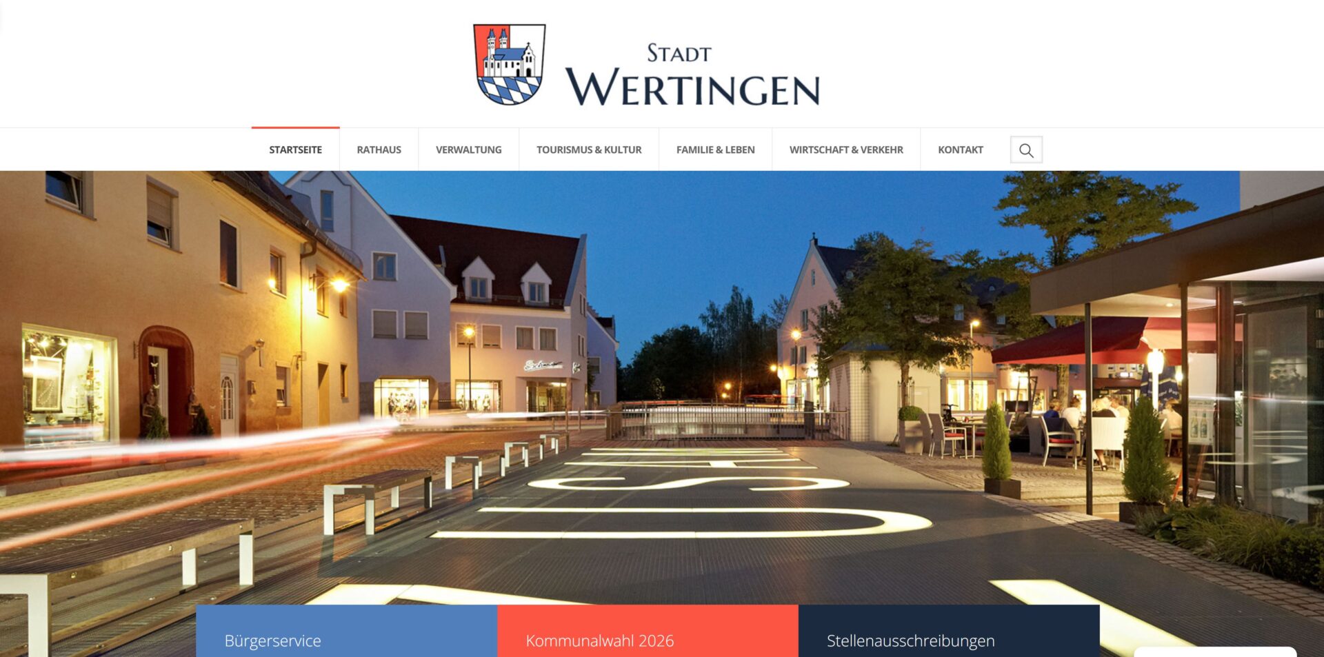Startseite der Website der Stadt Wertingen mit Stadtwappen, Hauptnavigation und Abendansicht der Innenstadt
