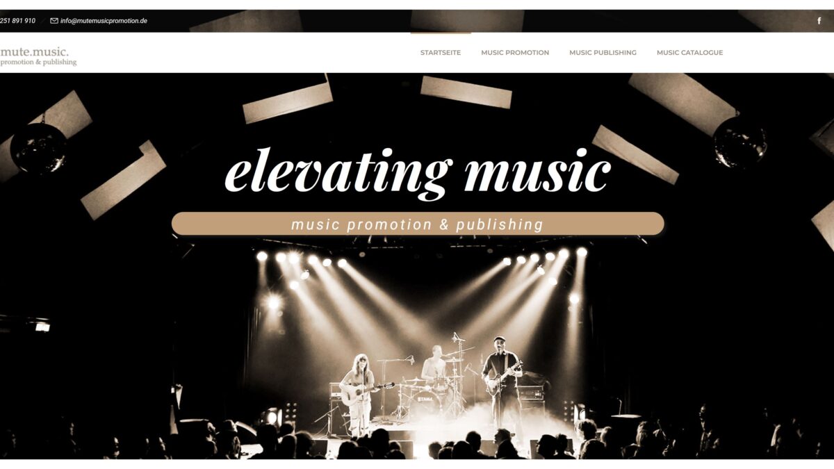 Startseite von mutemusicpromotion.de: Konzertbühne in Sepia mit dem Schriftzug „elevating music“