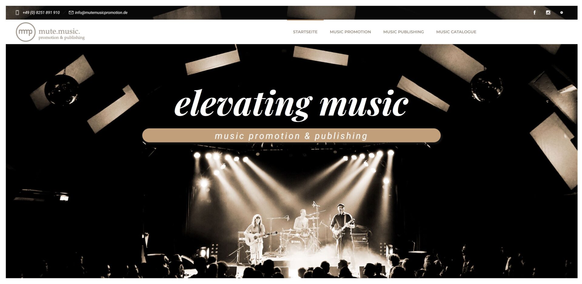 Startseite von mutemusicpromotion.de: Konzertbühne in Sepia mit dem Schriftzug „elevating music“