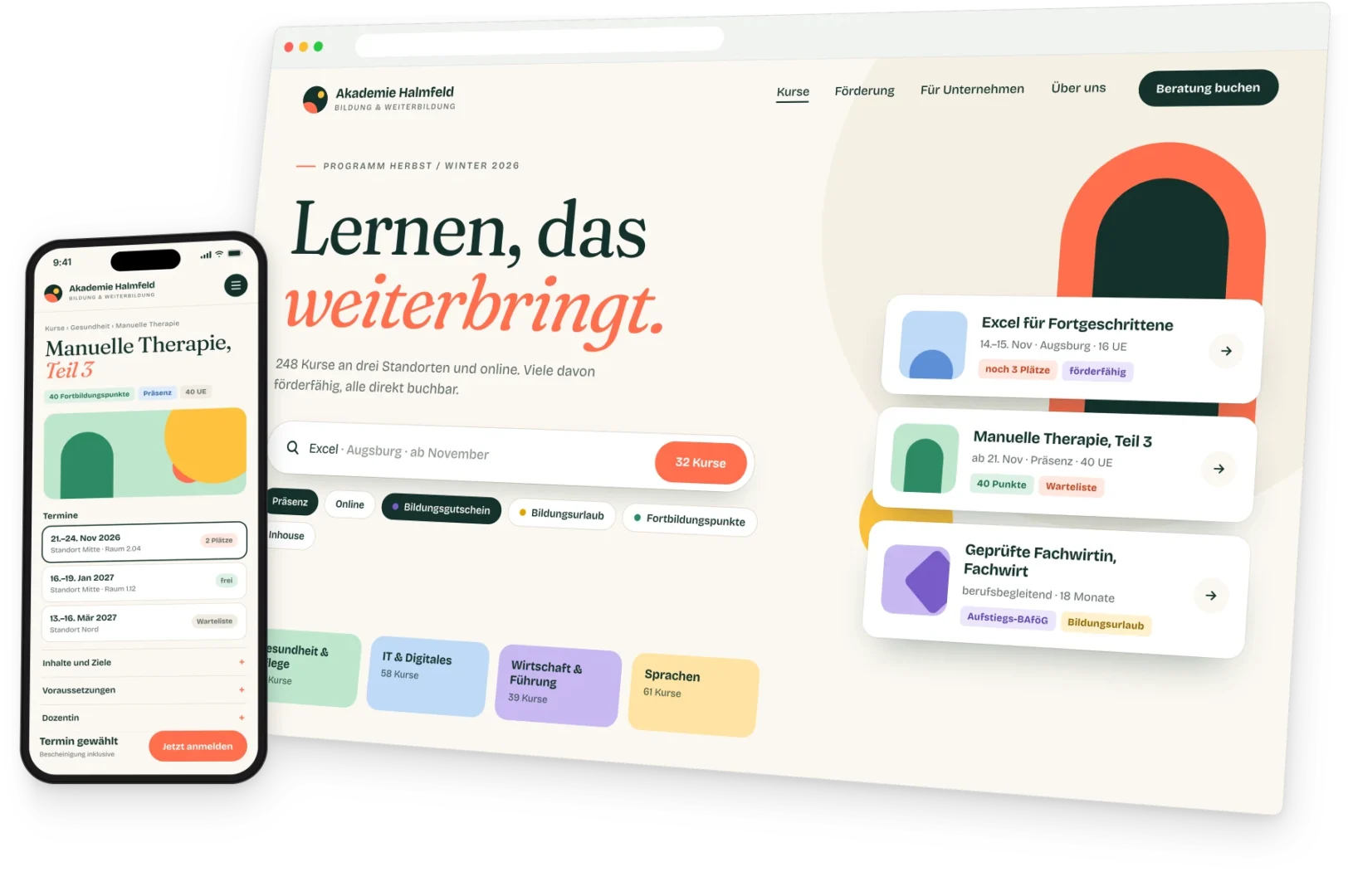 Website einer fiktiven Akademie mit Kurskatalog, Filtern nach Förderung und Fortbildungspunkten und Kurskarten mit freien Plätzen, davor die mobile Kursseite mit Terminen und Anmeldebutton